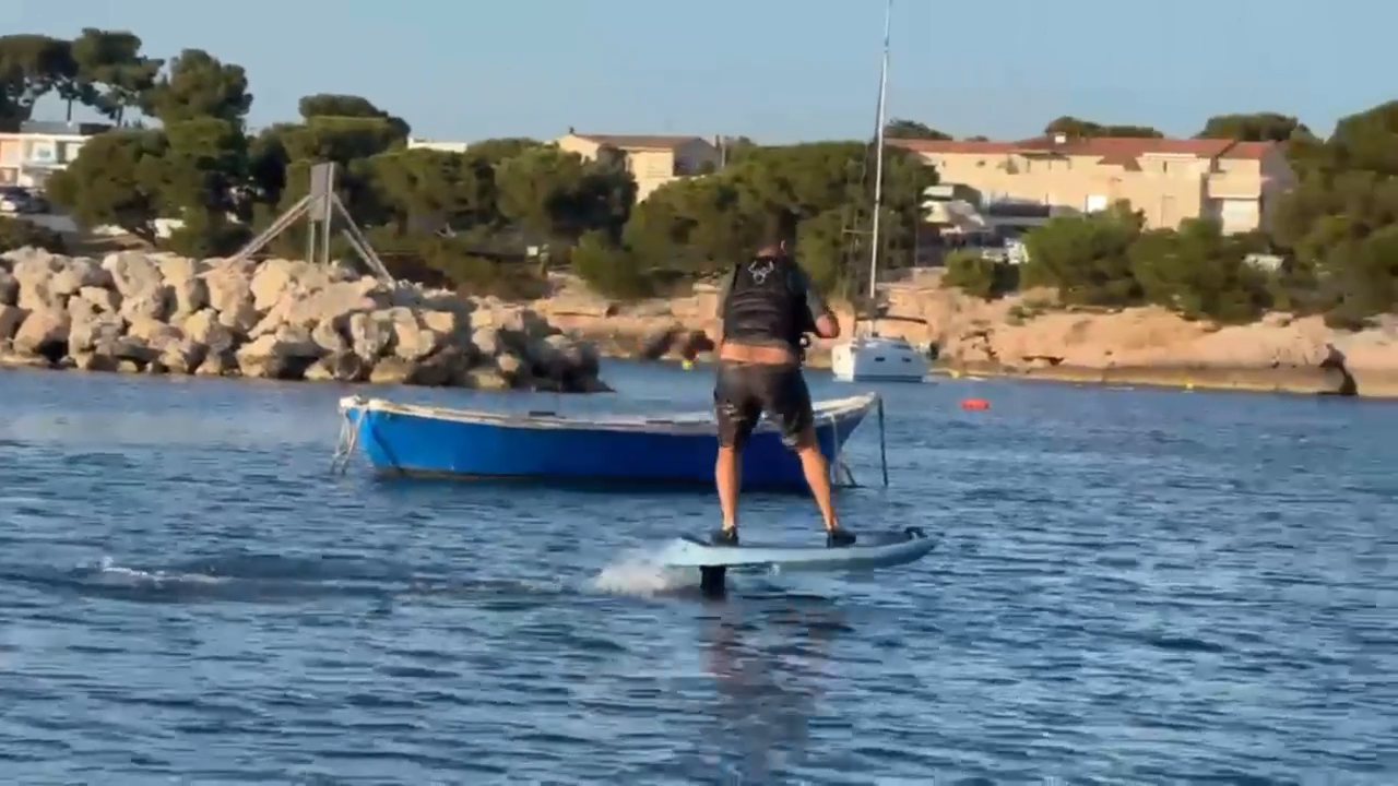 Lite Foil dans un port